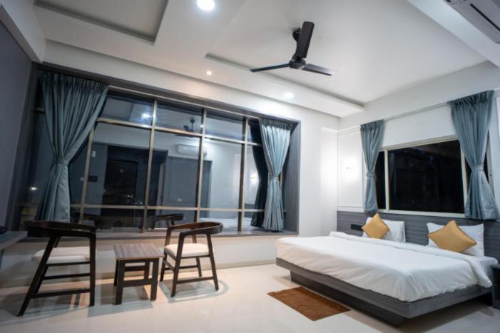 Hotel Oberon Solapur Bagian luar foto