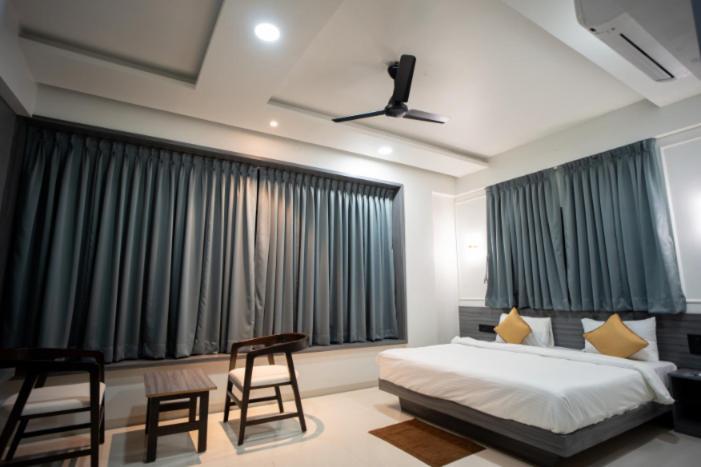 Hotel Oberon Solapur Bagian luar foto