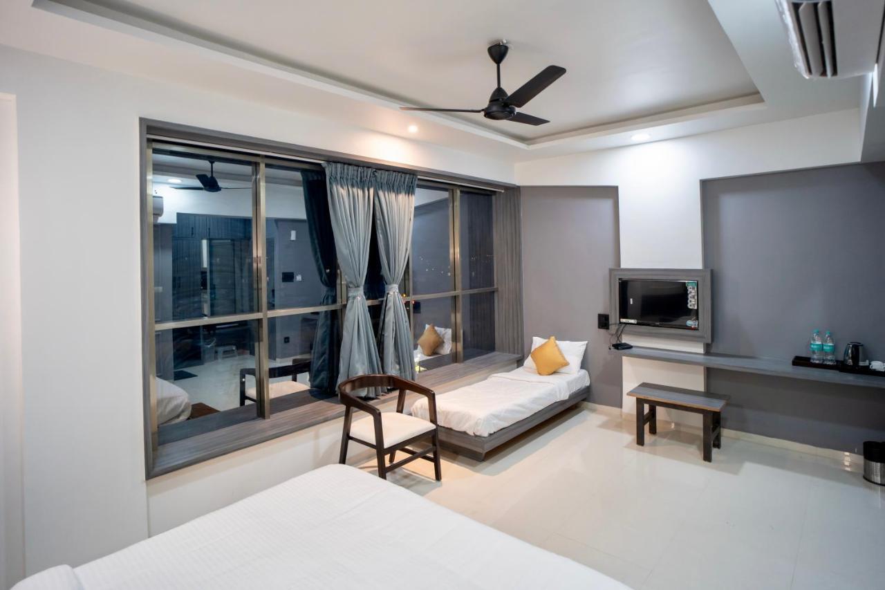 Hotel Oberon Solapur Bagian luar foto