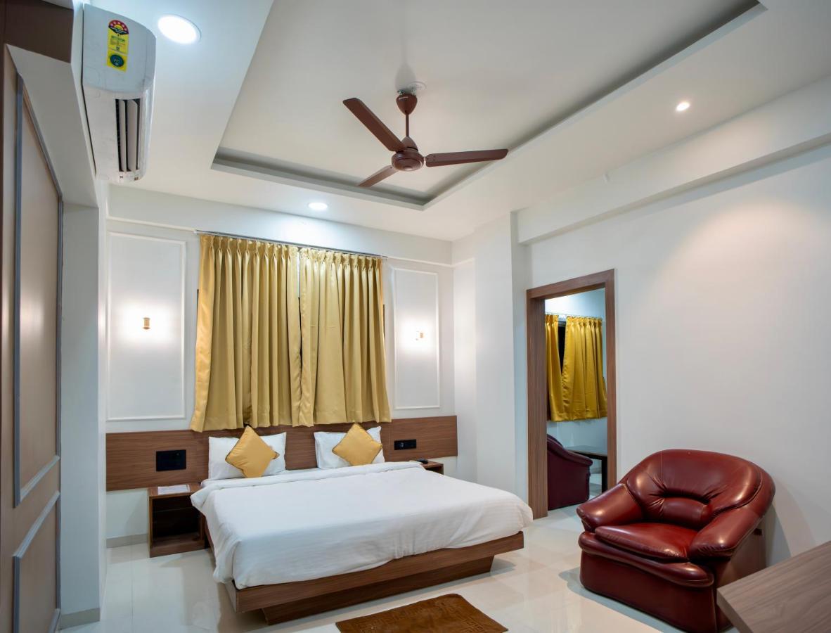 Hotel Oberon Solapur Bagian luar foto