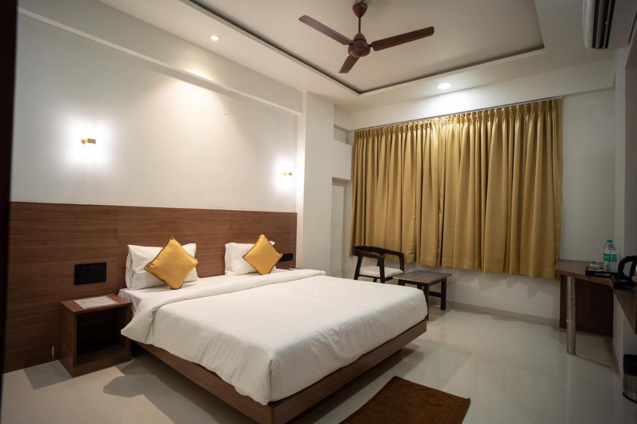 Hotel Oberon Solapur Bagian luar foto