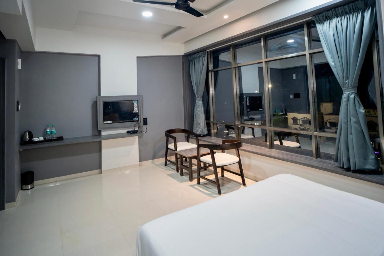 Hotel Oberon Solapur Bagian luar foto