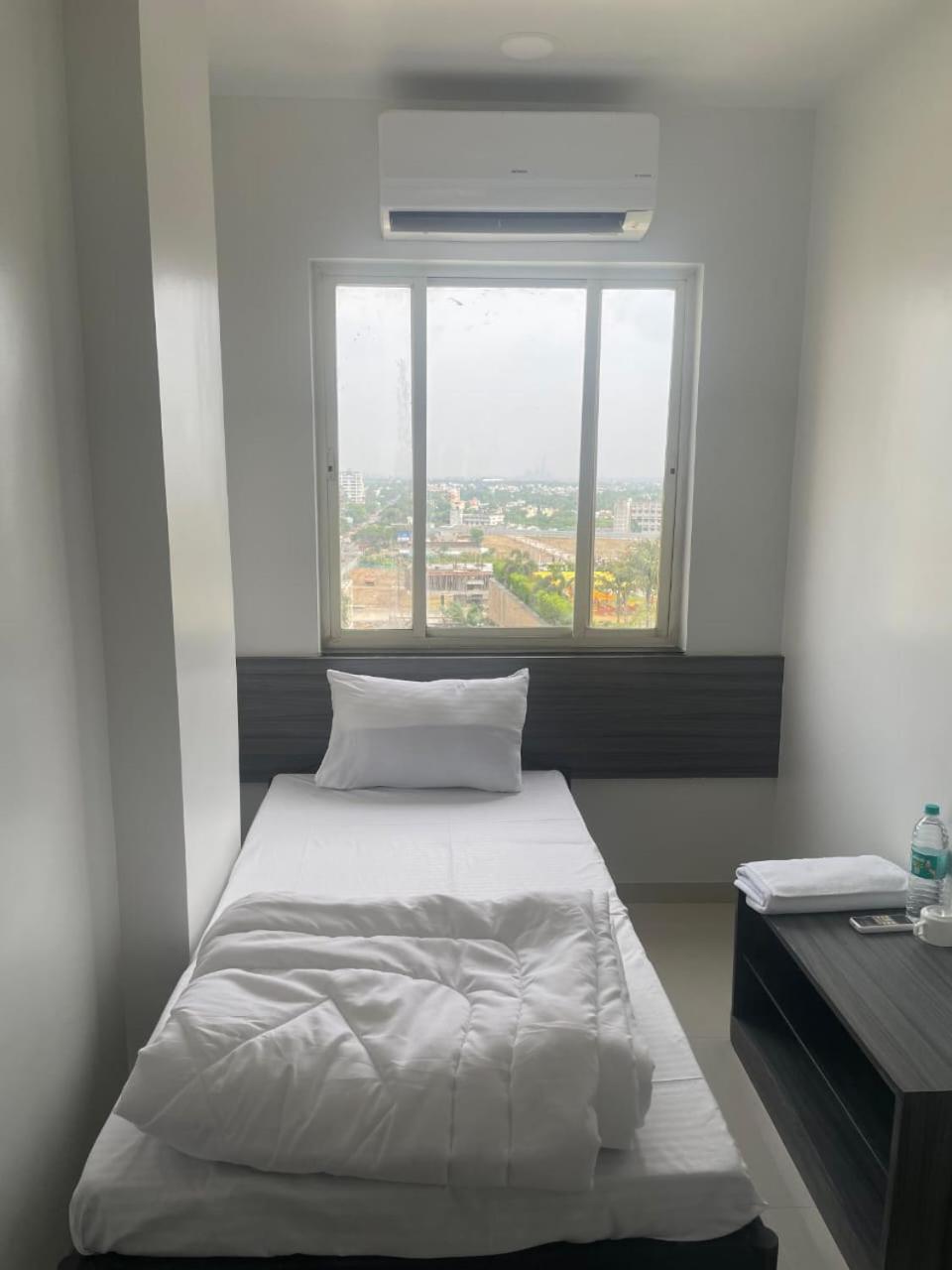 Hotel Oberon Solapur Bagian luar foto