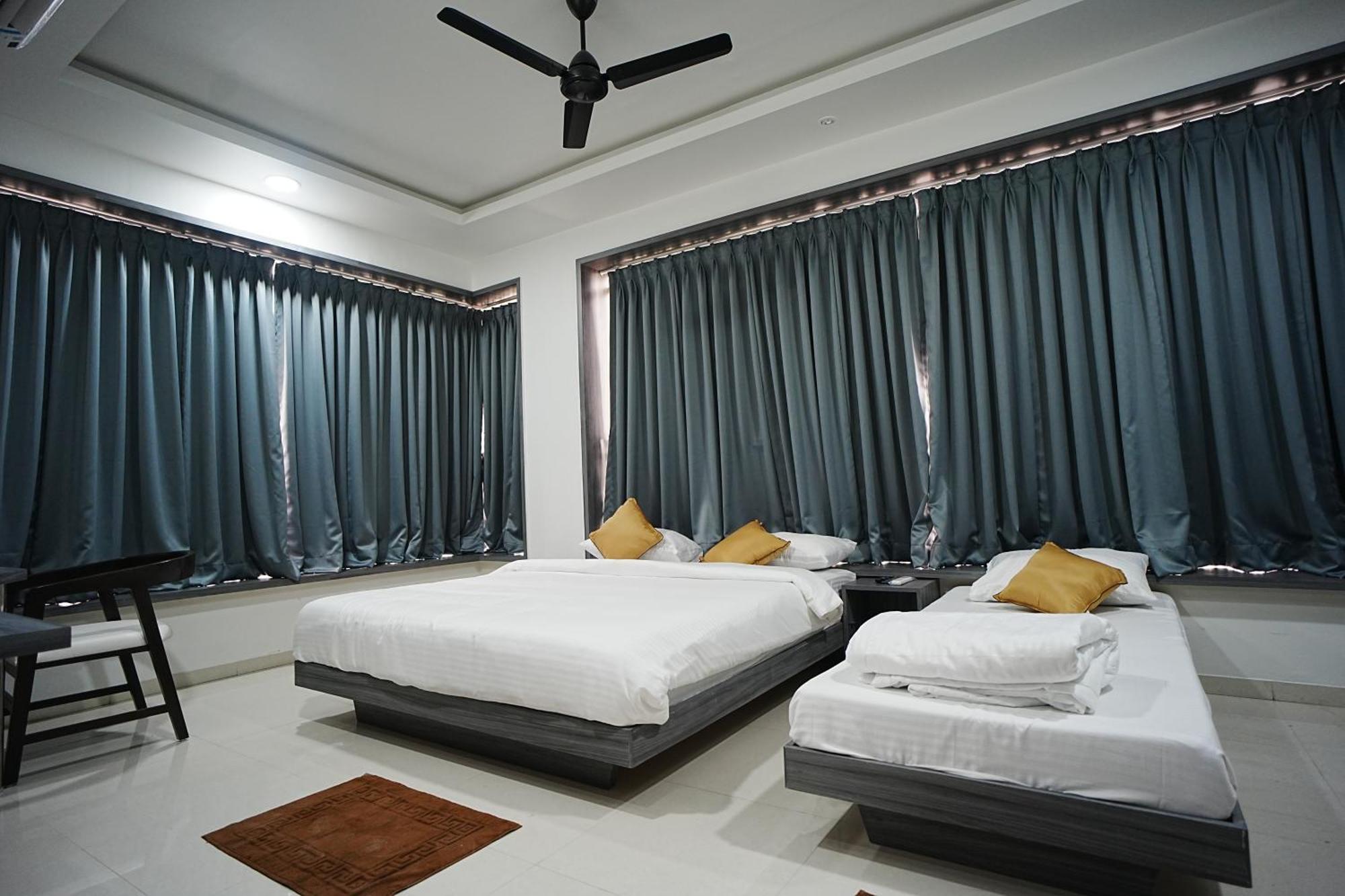 Hotel Oberon Solapur Bagian luar foto