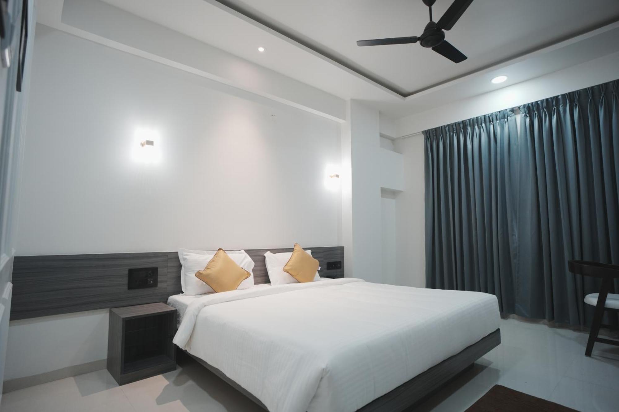 Hotel Oberon Solapur Bagian luar foto
