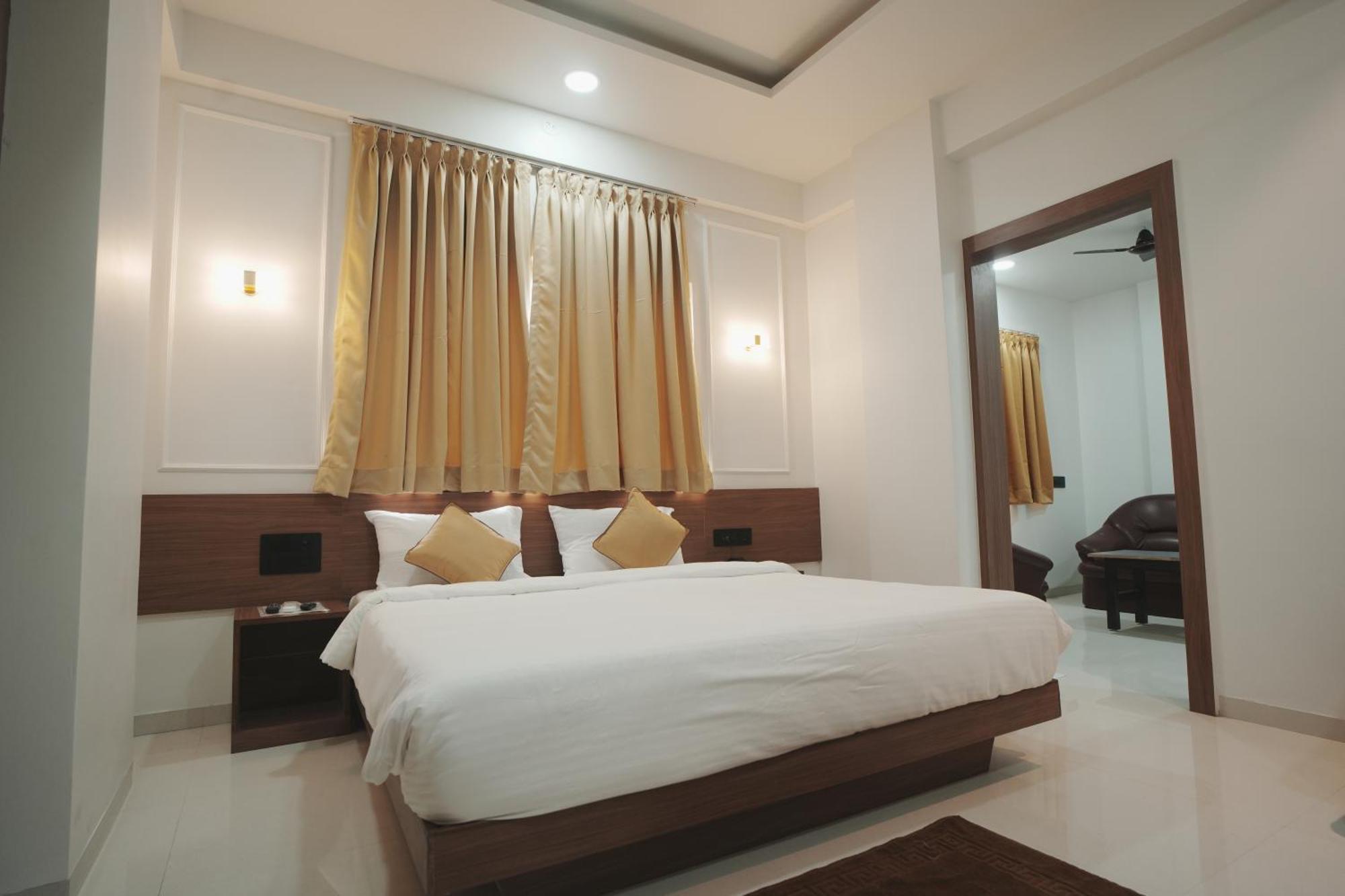 Hotel Oberon Solapur Bagian luar foto